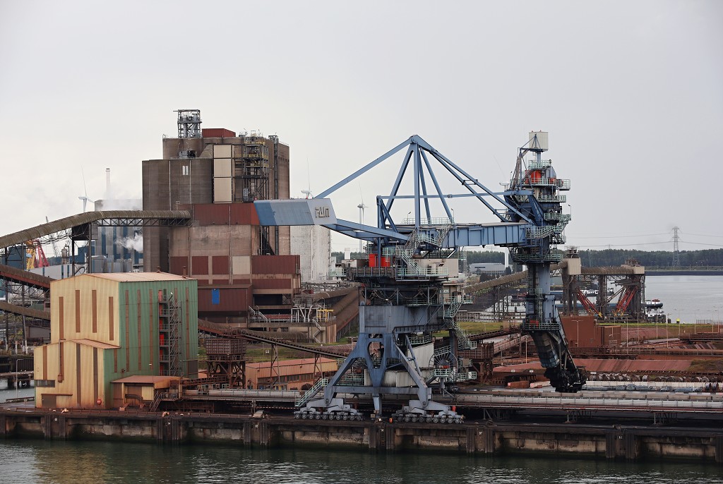europoort maasvlakte rotterdam botlek haven scheepvaart industrie fabrieken marine transport overslag terminal portlantis ferry centrale